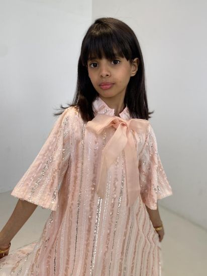 صورة فستان لحمي مع فينكه انيقه على الصدر وترتر على الفستان